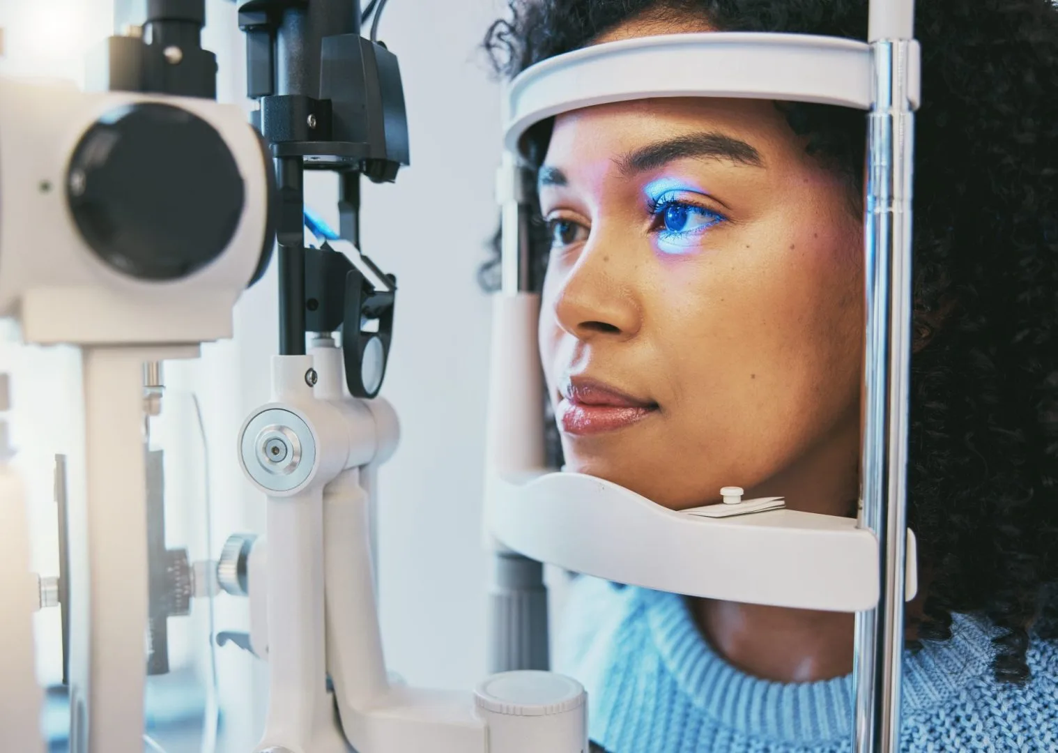 5 innovative ways AI technology enhances vision care in 2025
