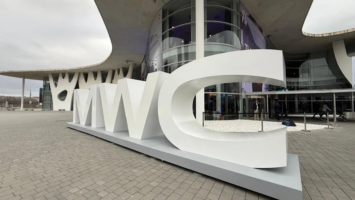 MWC25 - Devices show agentic AI, slim formats, solar charging